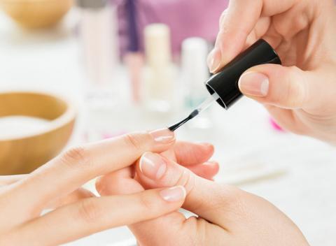 Podporte rast vašich nechtov a nechajte si spraviť zábal s vyživujúcou maskou či japonskú manikúru pre vysoký lesk vašich nechtov.