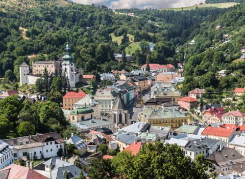 Prežite nádhernú jesennú dovolenku v centre historickej Banskej Štiavnice s polpenziou a fľašou dobrého vínka pre 2 v penzióne na Trojici. 
