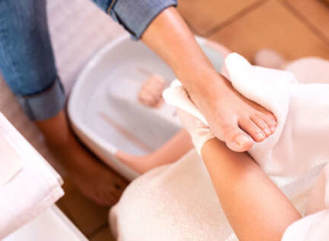 Mokrá alebo medicinálna pedikúra a gélové lakovanie nechtov na nohách.