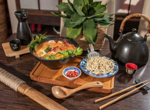 Ázijské menu s polievkou v obľúbenom Việt Phố - hlavné jedlo + na výber z dvoch predjedál.