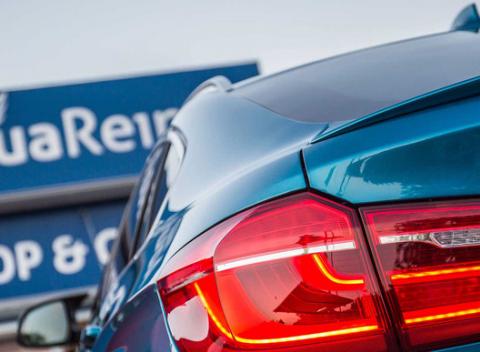 Zájdite so svojím autom do autoumyvárne Aquareina a odídete s kompletne prezutým a čistým vozidlom. Šetríte tak svoj čas a energiu. 