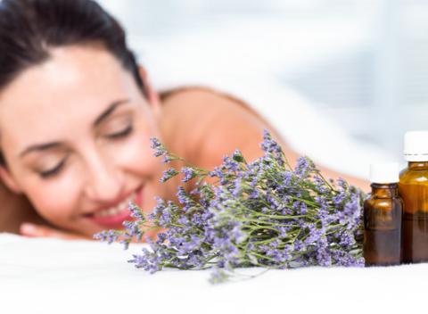 Luxusné celotelové masážne balíky v trvaní 60, 70, 90 alebo 100 minút s olejmi v bio kvalite v Masážnom salóne Shakya Shine.