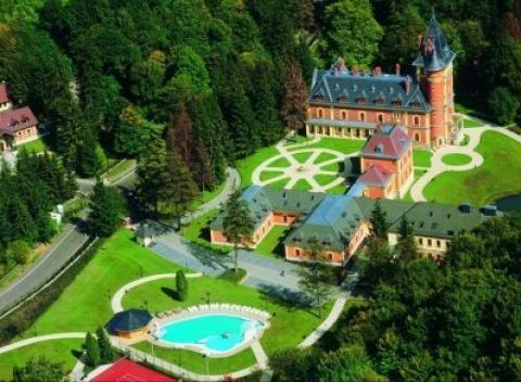 Maximálny relax vo wellness, ubytovanie v luxusných izbách zámockého hotela, polpenzia, to je dovolenka v hoteli Kastélyhotel Sasvár.