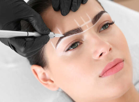 Laminácia obočia – krásne a prirodzené obočie, ktoré vydrží v Salóne AHAVA.