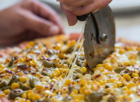 Vyložte si nohy, zapnite svoj seriál, odpite si z obľúbeného chladeného nápoja a pochutnajte si na chrumkavej pizzi pekne v pohodlí domova.