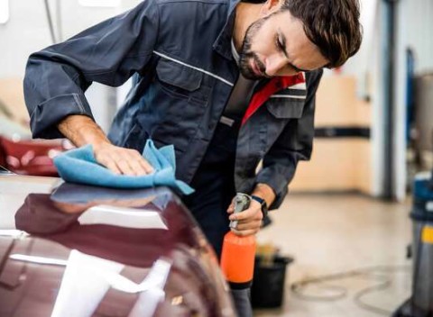 Kompletné ručné umytie vozidla s tepovaním alebo dezinfekcia ozónom.