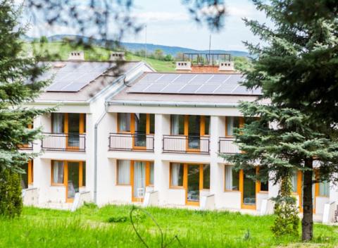 Rodinná dovolenka pri hrade De La Motte neďaleko maďarského mesta Eger. Pobyt v malebnom hoteli  Tündérkert s polpenziou a vstupom do zámku.