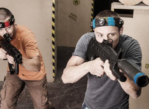 Akčná hra Laser Wars, ktorá nebolí a nefarbí. Parádna športová aktivita pre partiu priateľov, celú rodinu, kolegov z práce či spolužiakov. 