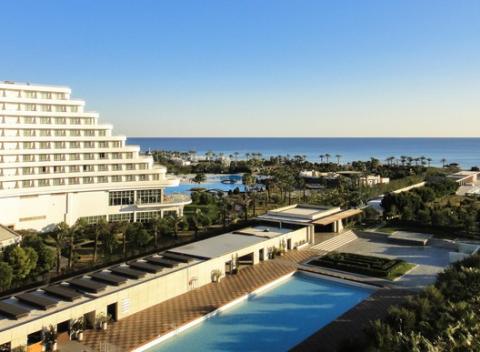 Ako na nový rok, tak po celý rok. Užite si 8-dňový luxusný silvestrovský pobyt plný zábavy v 5* hoteli Titanic Beach Resort v Turecku. 