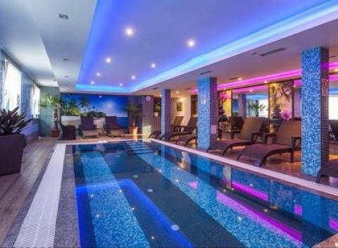 Relaxačný pobyt v hoteli Sun**** pri nádherných Slnečných jazerách v Senci. Čaká vás polpenzia, wellness a neobmedzený vstup do fitness.