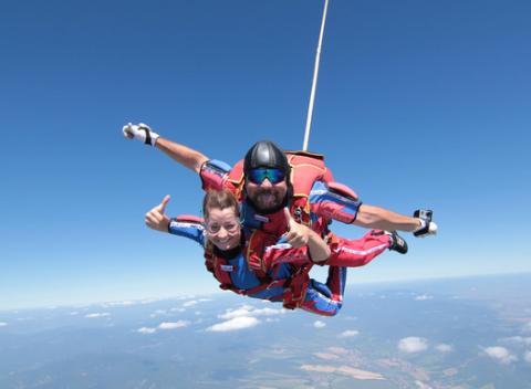 Poriadna dávka adrenalínu na vás čaká počas tandemového zoskoku z výšky až 3000 m.n.m. Skvelý tip na darček pre kamarátov.