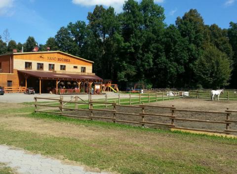 Užite si ubytovanie na 2 noci s polpenziou v chate alebo apartmáne priamo na ranči s možnosťou prechádzky na koni a poníkovi.