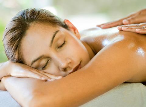 Lymfodrenážna či anticelulitídna masáž alebo zoštíhľujúci zábal. Spravte niečo pre seba a svoje telo a doprajte si skvelý relax.