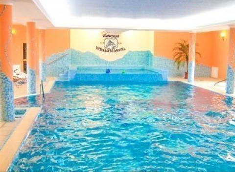 Nechajte sa hýčkať a vydajte sa na wellness pobyt s bohatou polpenziou a vstupom na hrad, v maďarskom 3* hoteli Kincsem - 30 km od Komárna.