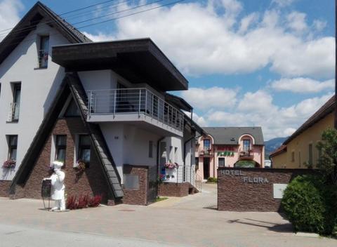 Vyberte sa za relaxom pod Tatry do obce Bešeňová. Nájdete tam skvelé rodinné ubytovanie v hoteli Flóra* vzdialenom len 50m od Gino Paradise.