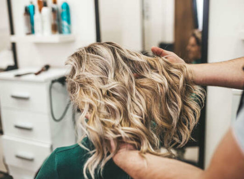 Inzone - Kompletný dámsky strih alebo melír, bayalage. Rozžiarte vaše vlasy i vaše sebavedomie.