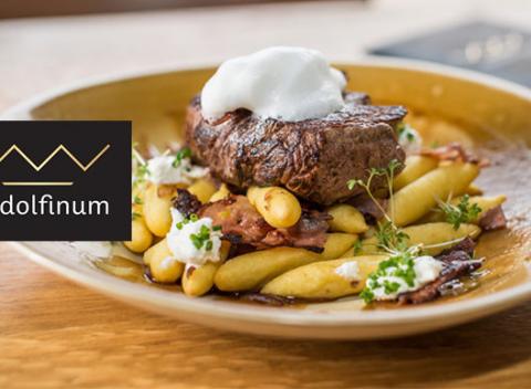 Viete si užívať život kráľovsky? Hovädzí Rudolfinum steak s pečenou slaninou a zemiakovými šúľancami v mieste kráľovskej hostiny. 