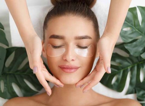 Špeciálne kozmetické ošetrenia s liftingovým, protizápalovým alebo hydratačno-regeneračným účinkom.