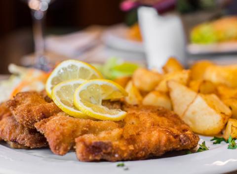 Príjemný výlet cestičkami Lužných lesov, ktorý môžete zavŕšiť tanierom plným rezňov. Domáci kurací či bravčový rezeň s prílohou. 