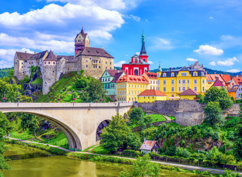Loket 14 km od Karlových Varov: 4* Pension Masonic House s výhľadom na hrad a vstupmi do múzeí.