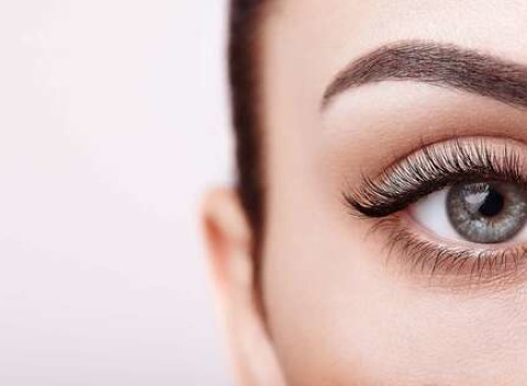 Semipermanentné predĺženie rias alebo lash lifting – trvalá pre mihalnice.