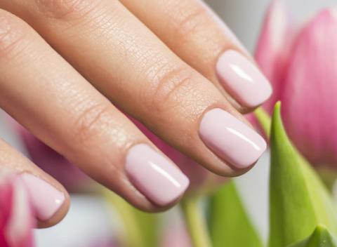 Ruky sú vizitkou každej ženy a s dokonalou manikúrou to platí dvojnásobne. Nechajte si upraviť nechty manikúrou s gél lakom.