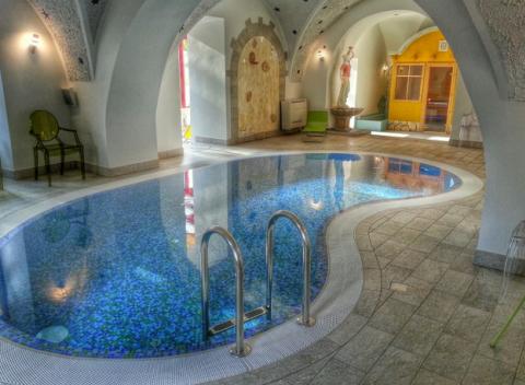 Historický kaštieľ s elegantným dizajnom, atraktívne okolie a veľa aktivít, wellness a polpenzia na vás čakajú v maďarskom Hoteli VécseCity.