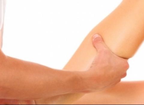 Pre tancujúce krásne nohy, anticelulitídna lymfodrenážna zoštíhľujúca masáž, dolných končatín - manuálna alebo vákuová s bankami.