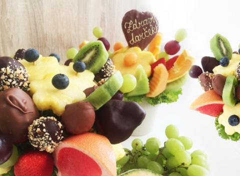 Zdravé ovocné kytice alebo ovocná bonboniéra. Fantastický darček, v ktorom sa pohrávajú kombinácie chutí ovocia, čokolády a orieškov.