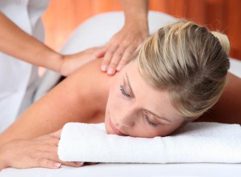 Doprajte vášmu telui mysli jedinečný relax. Masáž chrbta a šije alebo celého tela v rodinnom salóne v Ružinove. 