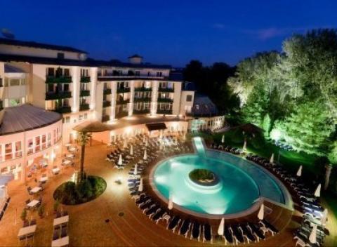 Zažite tu najlepšiu dovolenku v maďarskom Hévizi v luxusnom hoteli Lotus Therme Hotel & Spa*****. V cene polpenzia a neobmedzené wellness. 