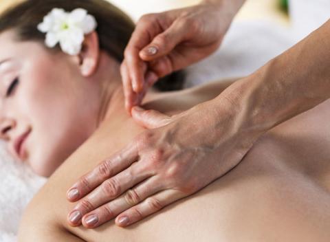 Masáž chrbta, šije alebo reflexná masáž chodidiel. Doprajte si chvíle slastného oddychu, kedy nebudete myslieť na nič. 