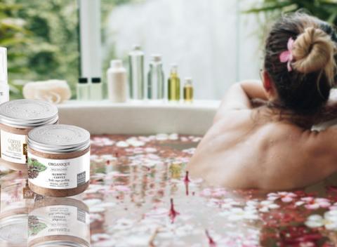 Prírodná kozmetika Organique s kávovým extraktom v podobe telového masla, peelingu alebo séra proti celulitíde.