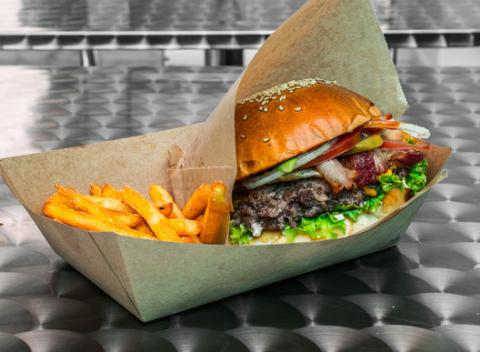 Neexistuje nič lepšie, ako poctivý burger s hranolkami! Doprajte si slastnú porciu v Bomber Burger a vyberte si z 3 druhov + nápoj.