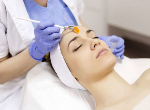 Chemický povrchový peeling s komplexom prírodných peptidov dokonale zlepšuje stav pokožky.