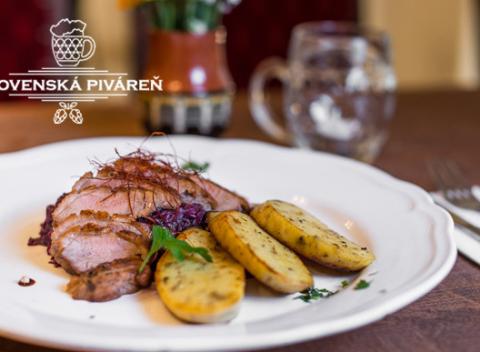 Slovenská piváreň vás pozýva na kačacie dobroty - plátky z kačacích pŕs s červenou kapustou a zemiakovou knedľou alebo kačacie stehno.