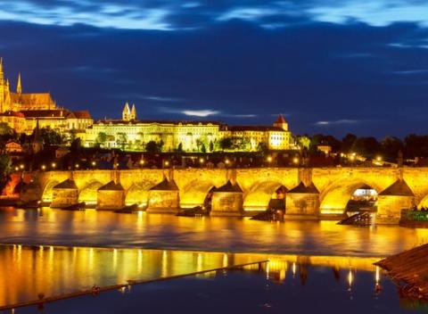 Spoznajte Prahu z jej luxusnejšej stránky - 4* Red and Blue Design Hotel pri Karlovom moste. Užite si úžasnú atmosféru tohto hlavného mesta.