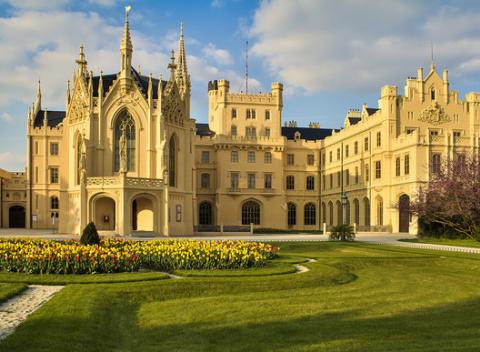 Spravte si výlet na Moravu a prežite romantickú dovolenku s polpenziou a masážou v rozprávkovej obci Lednice v blízkosti zámockého parku. 