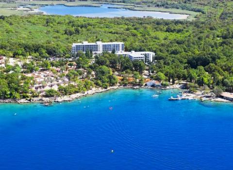 Objavte s nami dokonalé miesto na oddych a prežite nezabudnuteľnú rodinnú dovolenku v Hoteli Beli Kamik na chorvátskom ostrove Krk.