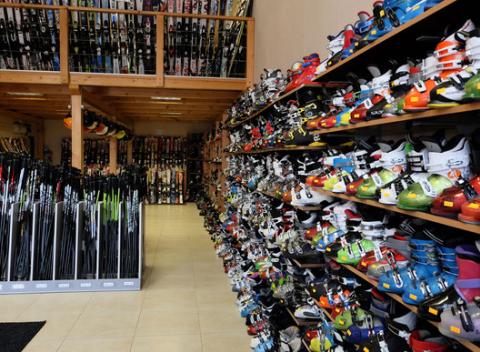 Kompletný servis lyží a snowboardov v Nitre. Profesionálne odvedená práca, ošetria hrany aj sklznicu na špičkových servisných strojoch. 