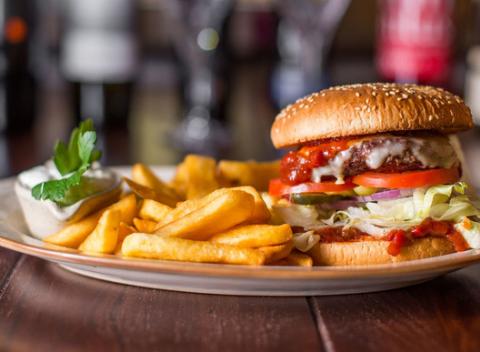 Prežite netradične romantický a príjemný večer s dvoma poriadnymi burgermi, so steakovými hranolkami a fľašou vína vo Vínnej Muške.
