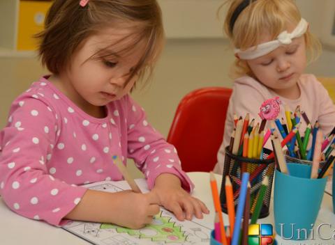 Rozmanité krúžky pre detičky, ale aj ich mamičky. Kreslenie, šikovné rúčky, angličtina, hudba a spev, pilates, joga, baby masáže a ďalšie.