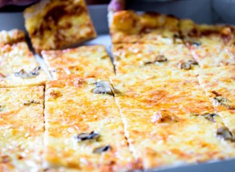 Milovníci pizze, traste sa! Až 100 centimetrov vašej obľúbenej talianskej pochúťky na vás čaká v reštaurácii Manolo.  