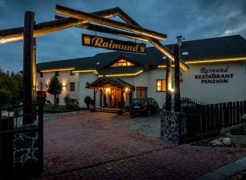 Dovolenka s jedinečným výhľadom na panorámu Tatier. Pobyt s polpenziou v rodinnom penzióne Raimund *** s najväčšou záhradou v Tatrách.