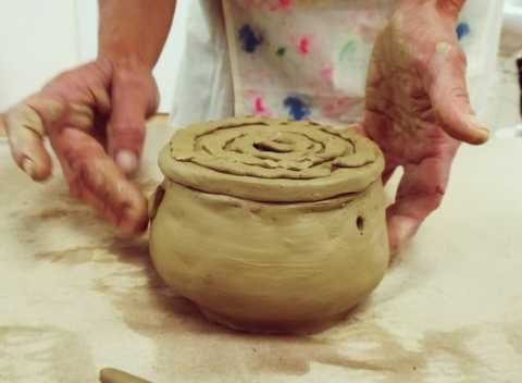 Objavte svoj talent na kurzoch keramiky a vyrobte si šperk, hodiny, mozaiku. Umelecké diela môžu vychádzať z rúk každého z nás.