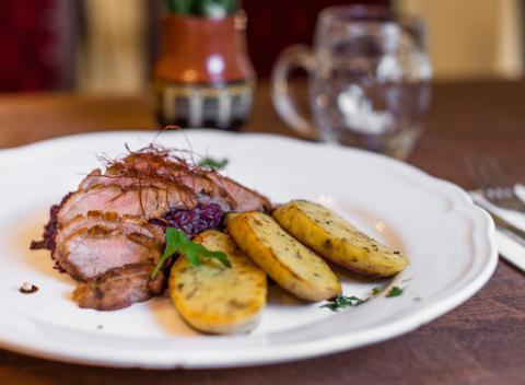 Slovenská piváreň vás pozýva na kačacie dobroty, plátky z kačacích pŕs s červenou kapustou a knedľou či kačacie stehno s kapustou a lokšami.