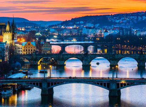 Doprajte si krásny rodinný výlet do Prahy. Na nábreží Vltavy, s výhľadom na Pražský hrad vás ubytuje Hotel & Residence ROYAL STANDARD***+.