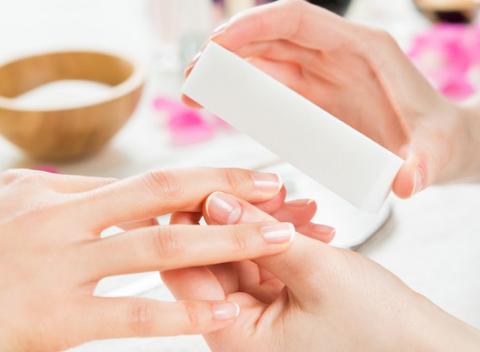 Krásne vyživené, lesklé a odolné nechty vďaka japonskej manikúre, ktorá účinne bojuje so štiepením či lámaním. Vhodná pre dámy i pánov. 