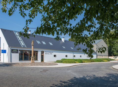 Stredné Čechy blízko Karlštejna a Prahy v Hoteli Panská zahrada **** s wellness a raňajkami.