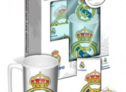 Darujte exkluzívny futbalový darčekový set. Obsahuje mliečnu čokoládu, fanúšikovský hrnček s potlačou a prívesok obľúbeného klubu .